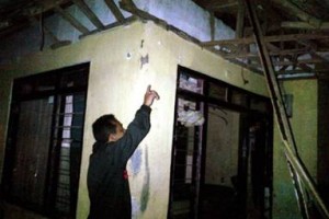 Rumah milik warga Karang Asem, kondisinya memprihatinkan.